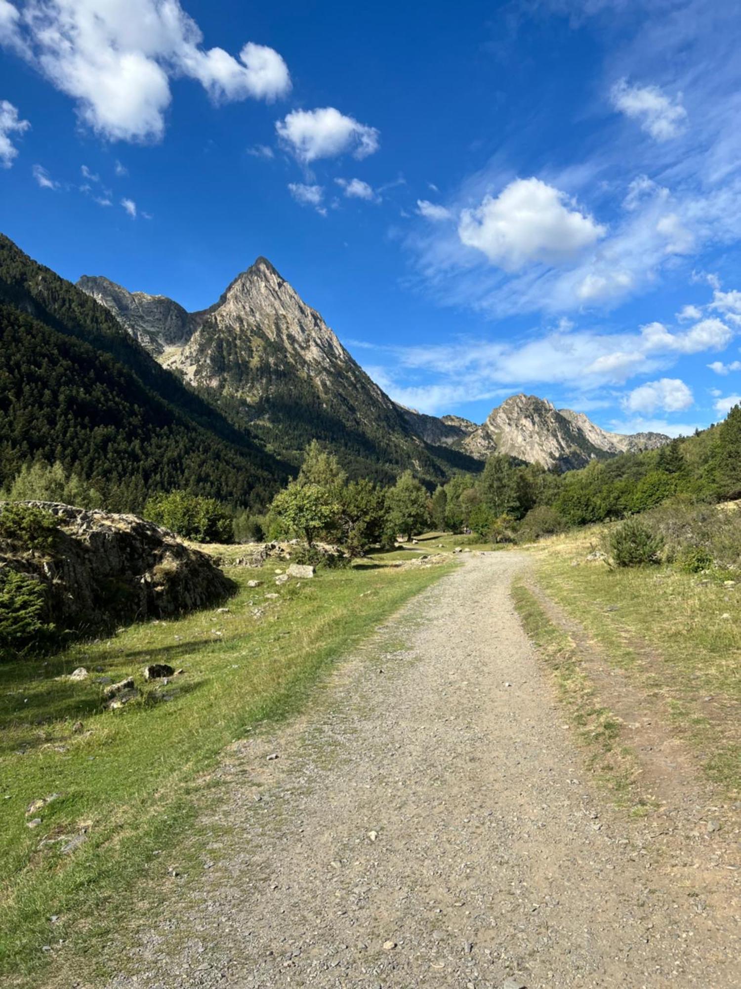 Apartamento Centrico Con Parking - L'Amfitriona Rialp Exterior foto
